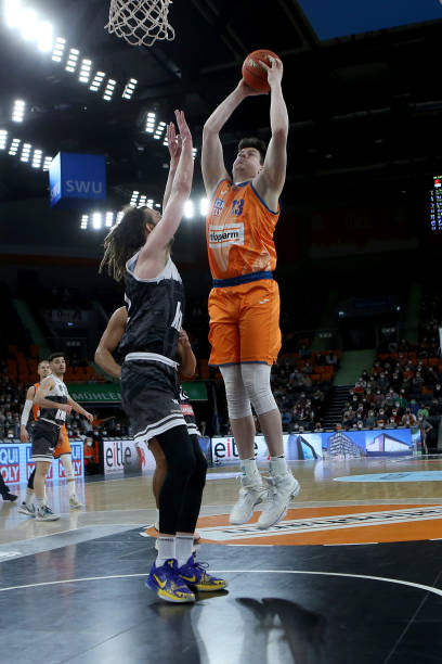 都曾向他抛 都曾向他抛